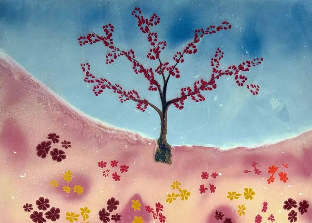 Eine mit Ebru-Kunst gestaltete Naturlandschaft. Ein blauer Himmel, ein Baum mit gelben Blättern, eine grüne Tanne und rote Rosen schmücken die Szene.