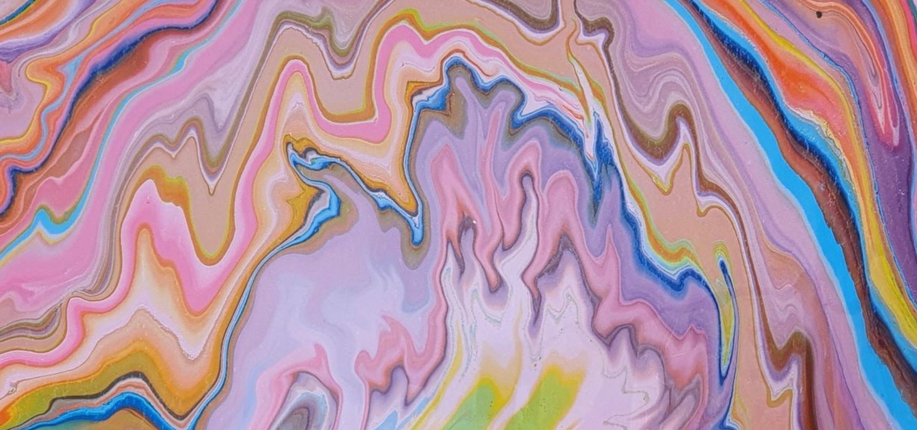 Marmoriertes Papier – farbiges Marmoriermuster als Beispiel für Papiergestaltung und Buchkunst.