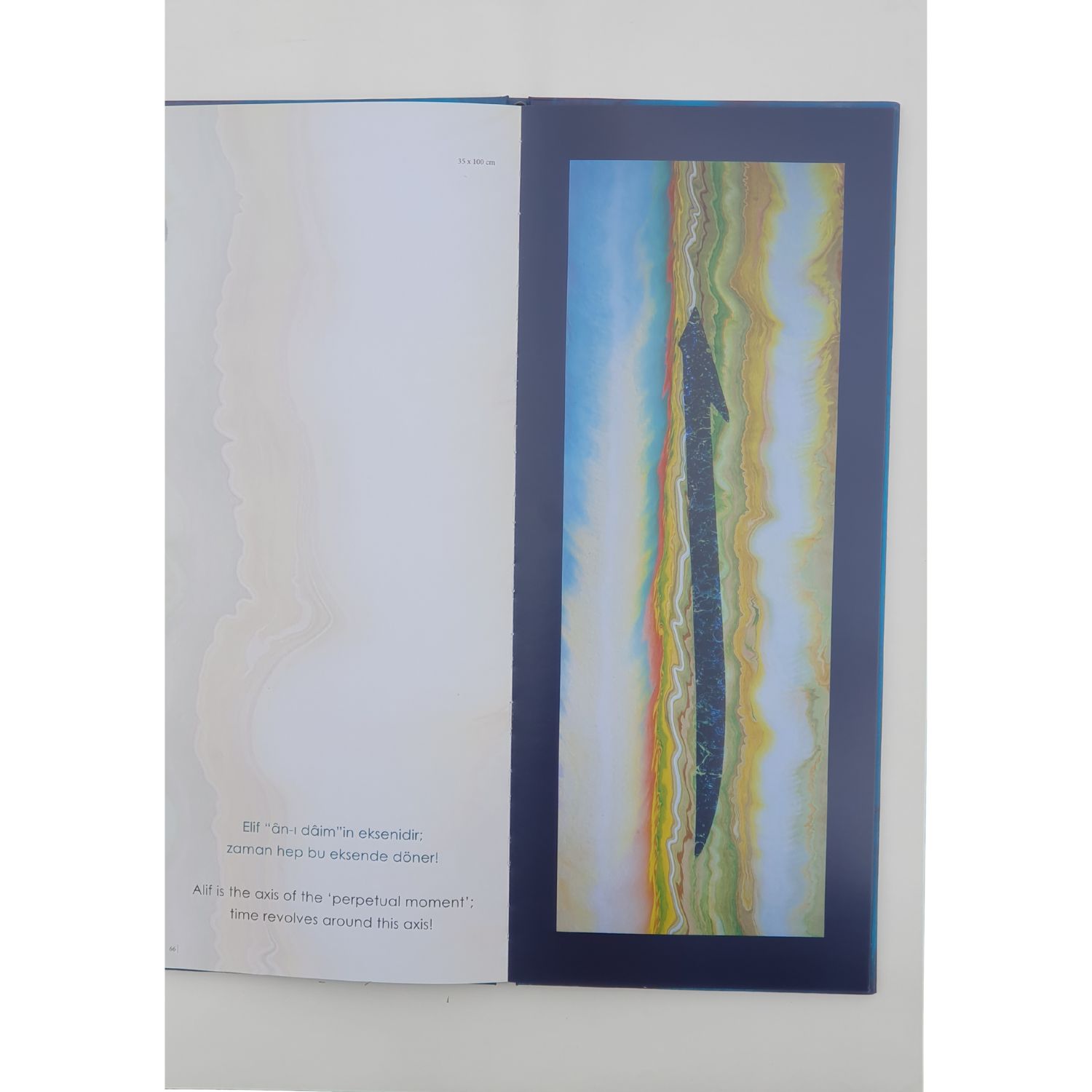 Bunte Innenseite des Elif Ebru Buchs mit kalligrafischem Elif und mehrfarbigem Ebru Muster