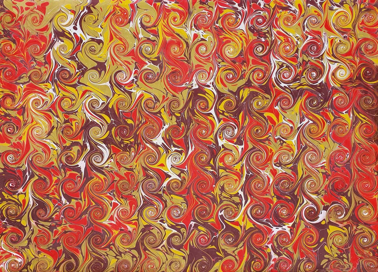 Handgemachtes marmoriertes Papier in Rot-Gold mit Wellenblatt-Muster – ideal für kreative Anwendungen.
