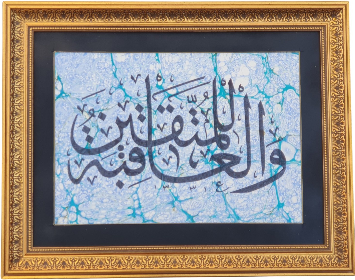 Handgefertigtes Ebru-Kalligrafie Bild A3 – Gerahmt, Ayat „Vel âkıbetu lil-muttakîn“, Unikat