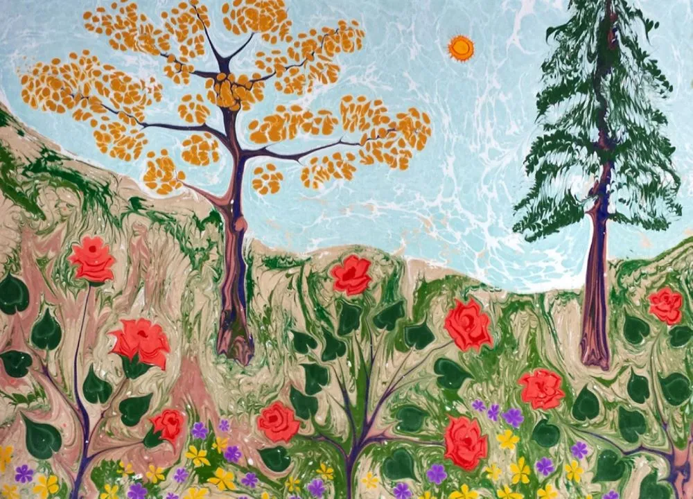 Eine fantastische Naturkomposition in Ebru-Kunst. Bäume, Blumen und wellenförmige Muster, die auf dem Wasser geformt wurden.