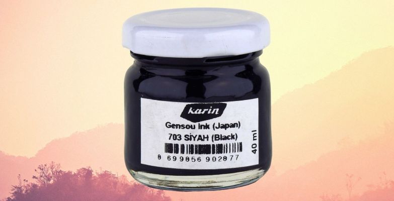 Hat- und Kalligrafie-Materialien: Federn, Tinten, Papier, Messer und Zubehör für die Schreibkunst.