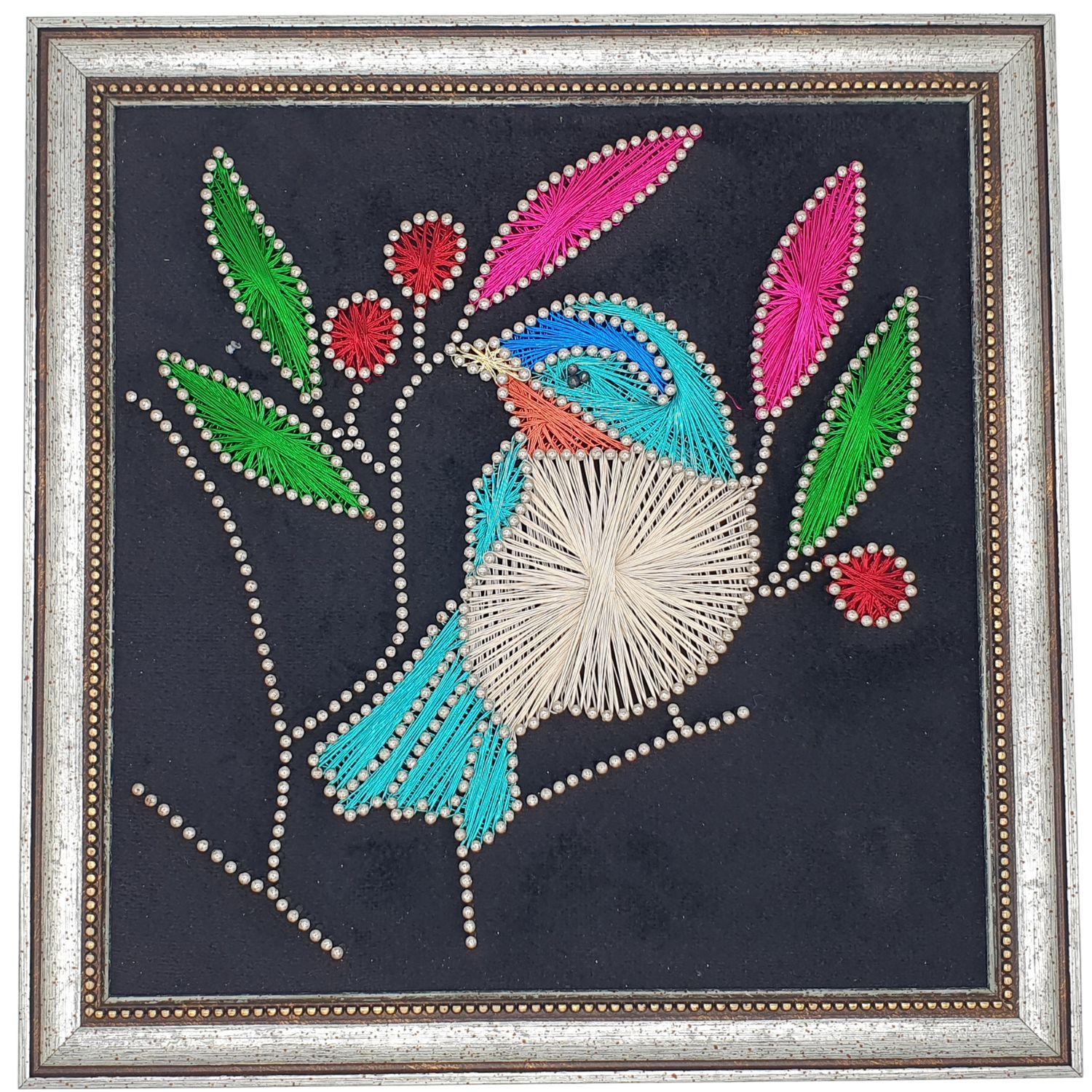 Handgefertigtes Filografie Vogel Wandbild aus Metalldraht auf Holz mit buntem Vogel und Blumenmotiv