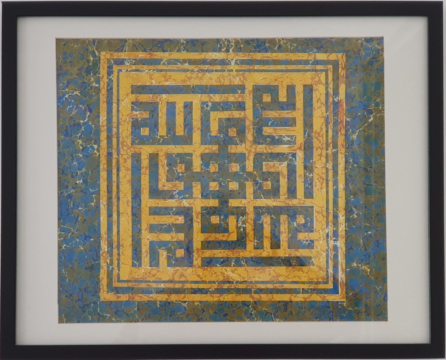 Goldene Kalligrafie auf blau-goldenem Ebru-Hintergrund.