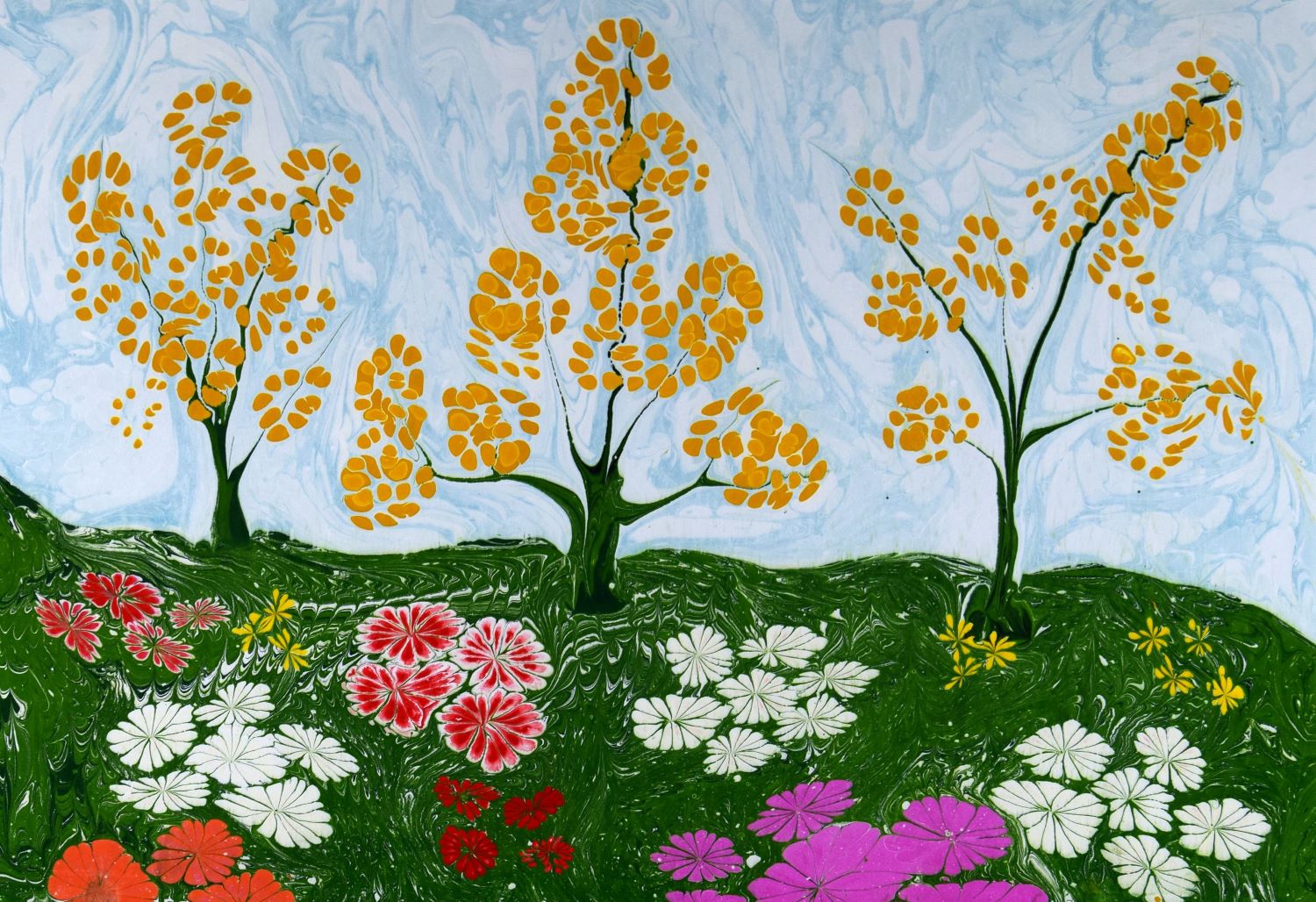 Eine fantastische Naturkomposition in Ebru-Kunst. Bäume, Blumen und wellenförmige Muster, die auf dem Wasser geformt wurden.