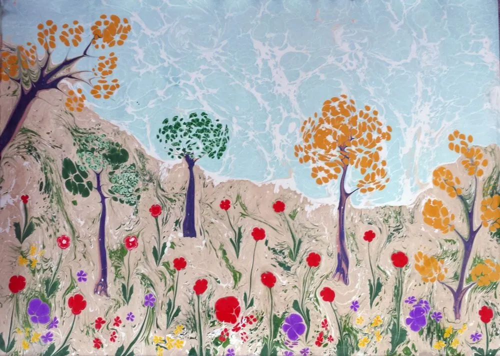 Eine mit Ebru-Kunst gestaltete Naturlandschaft. Ein blauer Himmel, ein Baum mit gelben Blättern, eine grüne Tanne und rote Rosen schmücken die Szene.