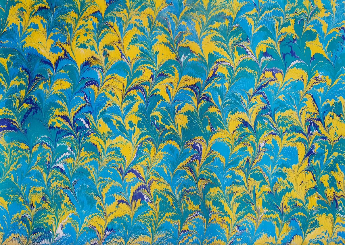 Handgemachtes marmoriertes Papier NT002 mit Pfauenfeder-Muster in Blau und Gelb – kunstvolles Ebru-Design.