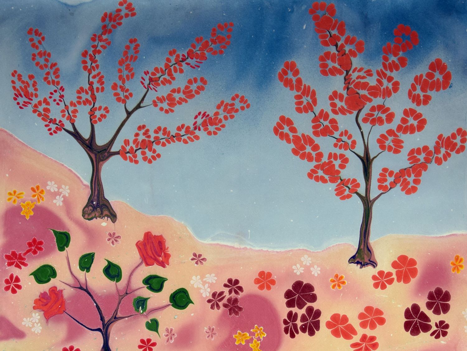 Eine mit Ebru-Kunst gestaltete Naturlandschaft. Ein blauer Himmel, ein Baum mit gelben Blättern, eine grüne Tanne und rote Rosen schmücken die Szene.