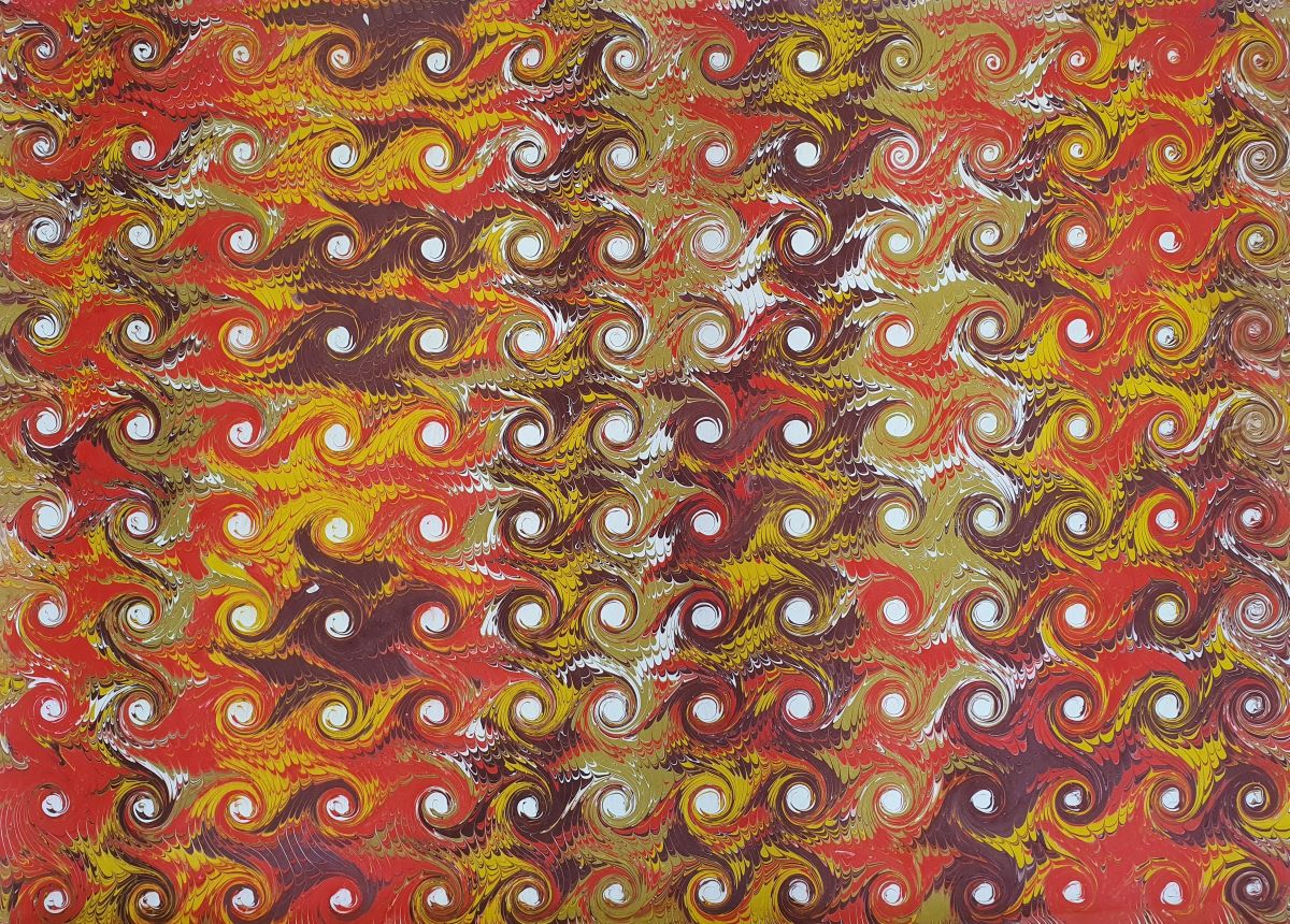 Handgemachtes marmoriertes Papier NT008 mit Energiespirale-Muster in Rot, Gelb und Braun – ausdrucksstarkes Ebru-Design.