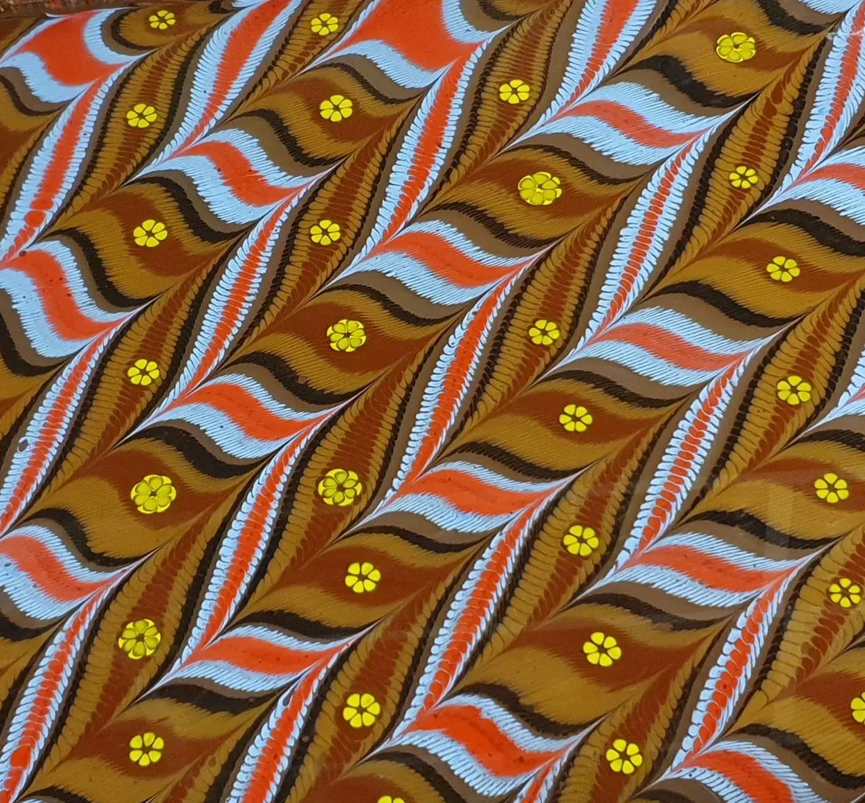 Mehrfarbig marmoriertes Papier mit lebendigem Zickzackmuster, handgefertigte Marmorierarbeit