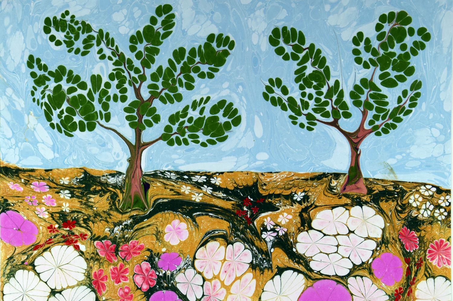 Eine abstrakte Naturlandschaft, die mit der Ebru-Technik geschaffen wurde. Grüne Hügel, bunte Blumen und Bäume in traditioneller türkischer Wasser-Maltechnik.