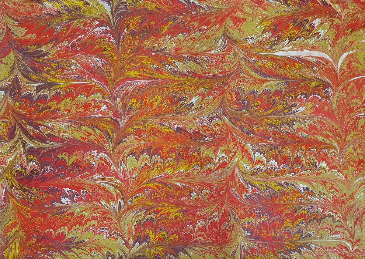Handgemachtes marmoriertes Papier NT009 mit Palmenblatt-Muster in Rot und Gold – edles Ebru-Kunstpapier.