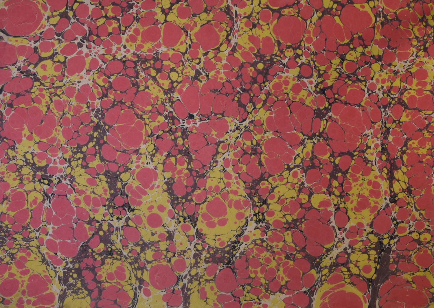 Von Hand marmoriertes Papier mit traditionellen Ebru-Mustern – ideal für Bastelarbeiten, Einbände und Dekoration