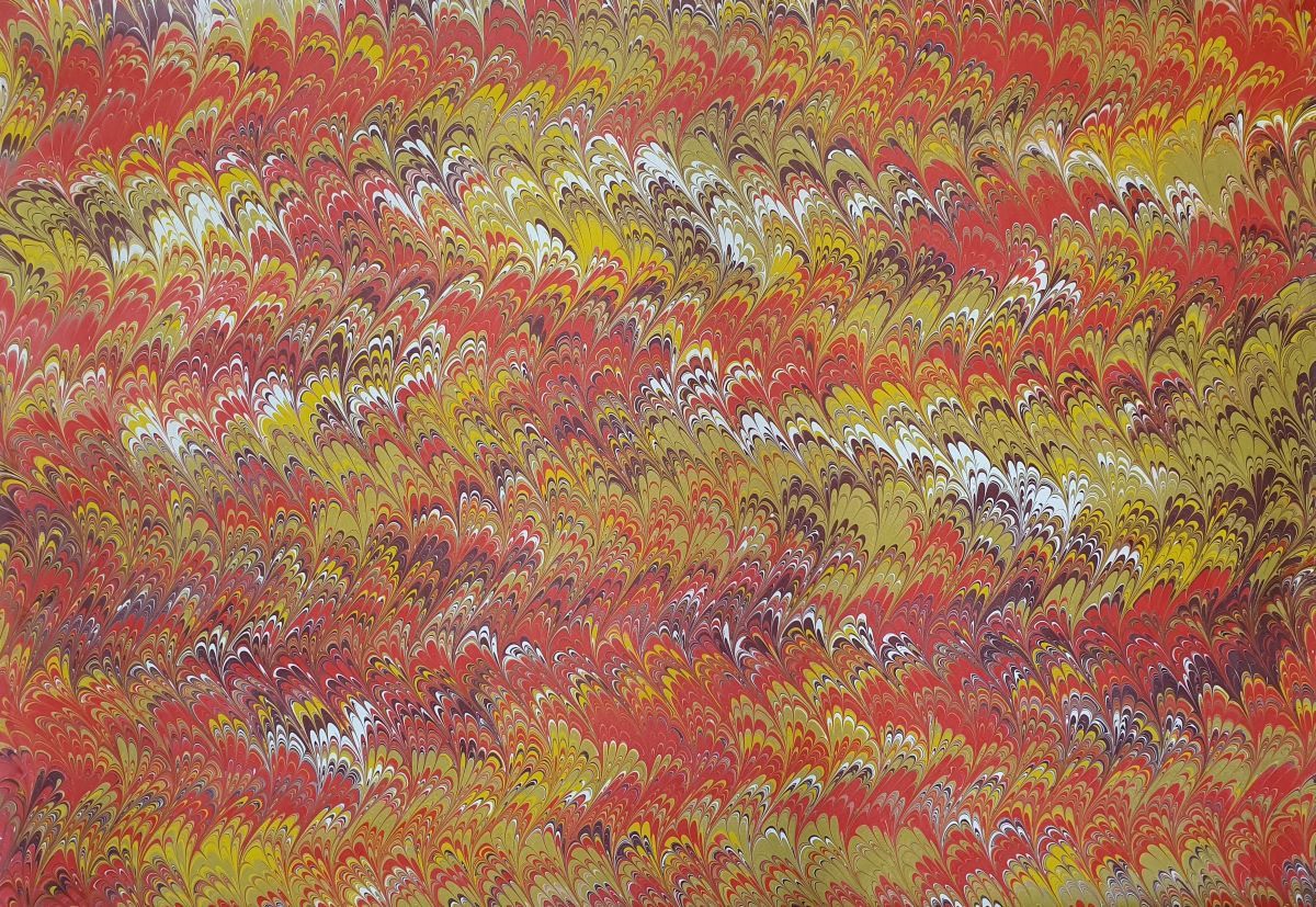 Handgemachtes marmoriertes Papier NT003 mit Flammenfedern-Muster in Rot und Gelb – traditionelles Ebru-Kunstwerk.