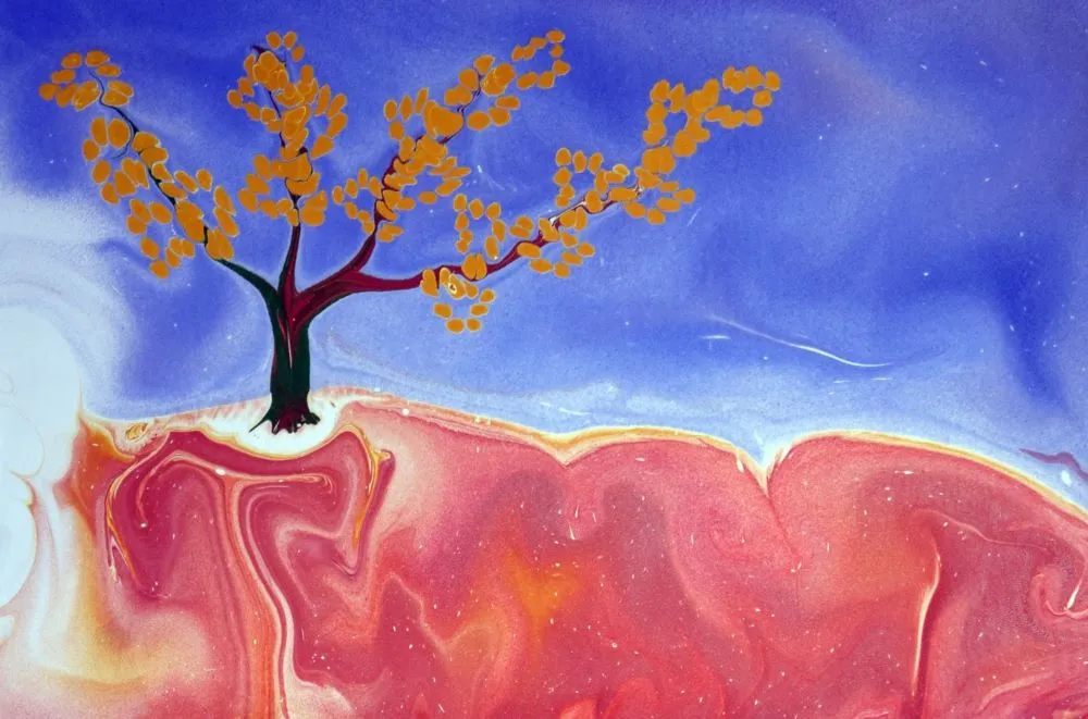 Eine mit Ebru-Kunst gestaltete Naturlandschaft. Ein blauer Himmel, ein Baum mit gelben Blättern, eine grüne Tanne und rote Rosen schmücken die Szene.
