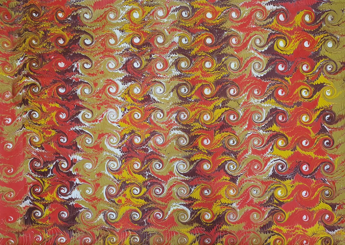 Handgemachtes marmoriertes Papier NT005 mit feurigem Wirbelmuster in Rot und Gold – lebendiges Ebru-Design.