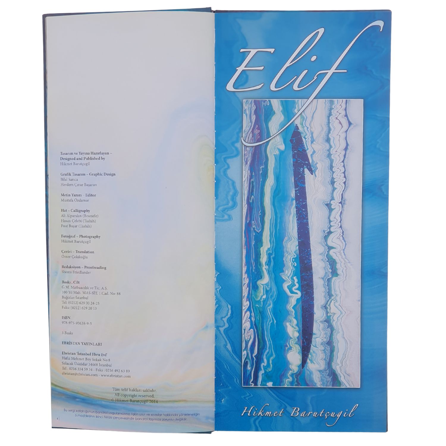 Innenseite des Elif Ebru Buchs mit blauem Ebru Hintergrund und kalligrafischem Elif