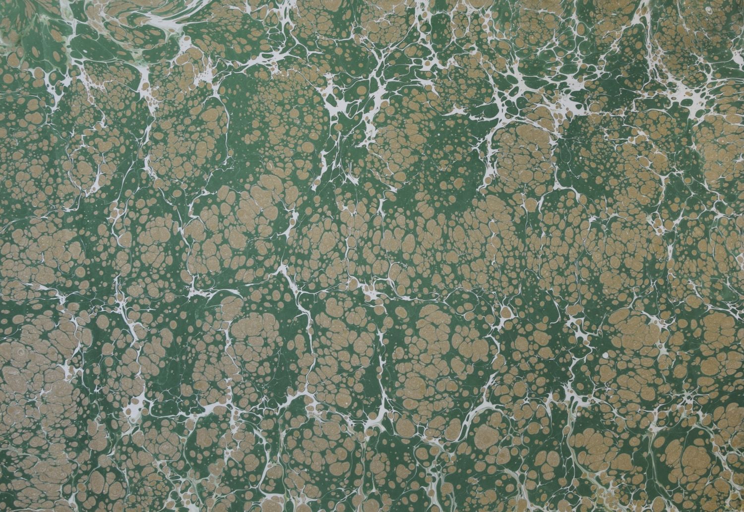 Von Hand marmoriertes Papier mit traditionellen Ebru-Mustern – ideal für Bastelarbeiten, Einbände und Dekoration