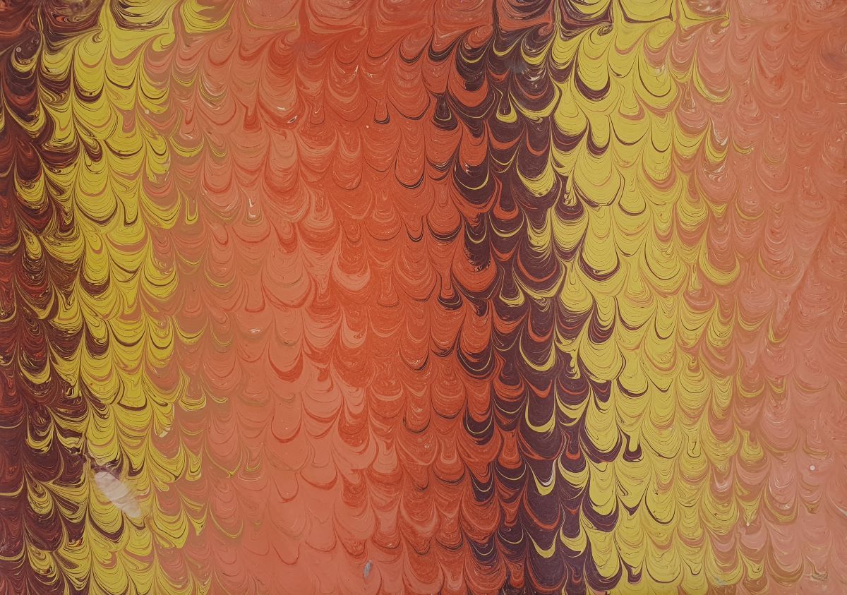 Handgemachtes marmoriertes Papier NT006 mit Flammenverlauf-Muster in Orange und Gelb – leuchtendes Ebru-Kunstwerk.