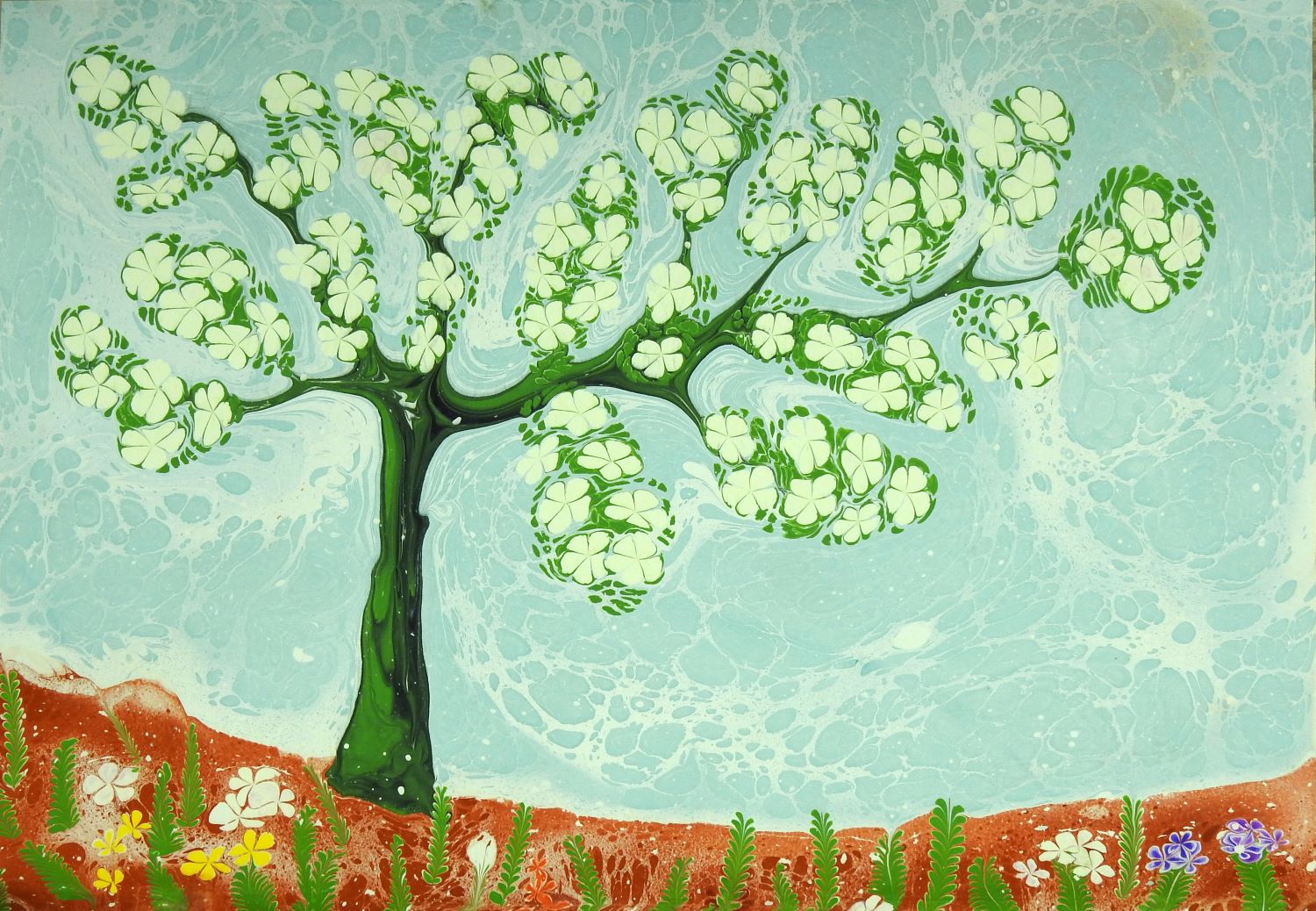 Eine abstrakte Naturlandschaft, die mit der Ebru-Technik geschaffen wurde. Grüne Hügel, bunte Blumen und Bäume in traditioneller türkischer Wasser-Maltechnik.