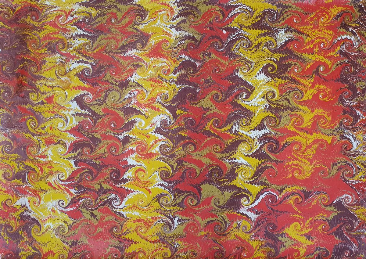 Handgemachtes marmoriertes Papier NT007 mit Sturmwirbel-Muster in Rot und Gelb – dynamisches Ebru-Design.