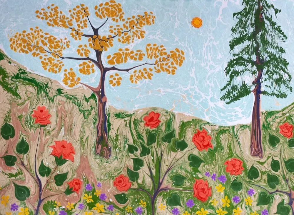 Eine abstrakte Naturlandschaft, die mit der Ebru-Technik geschaffen wurde. Grüne Hügel, bunte Blumen und Bäume in traditioneller türkischer Wasser-Maltechnik.